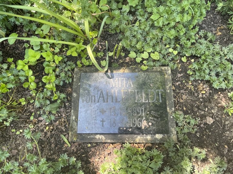 Grabstein Mita von Ahlefeldt