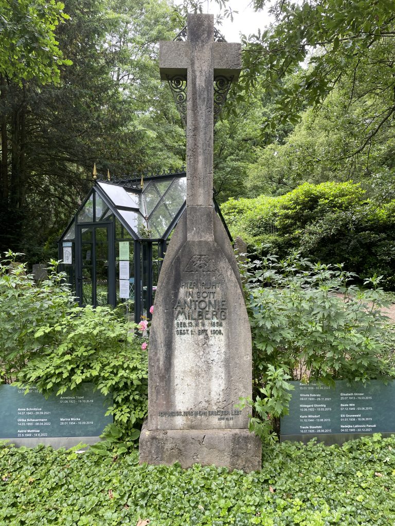 Grabstein von Antonie Milberg