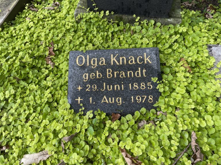 Grabstein von Olga Knack
