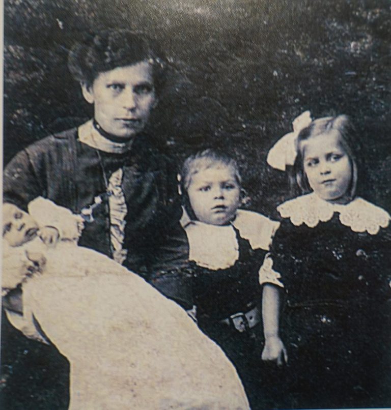 Agnes Gierck Portrait mit Kindern