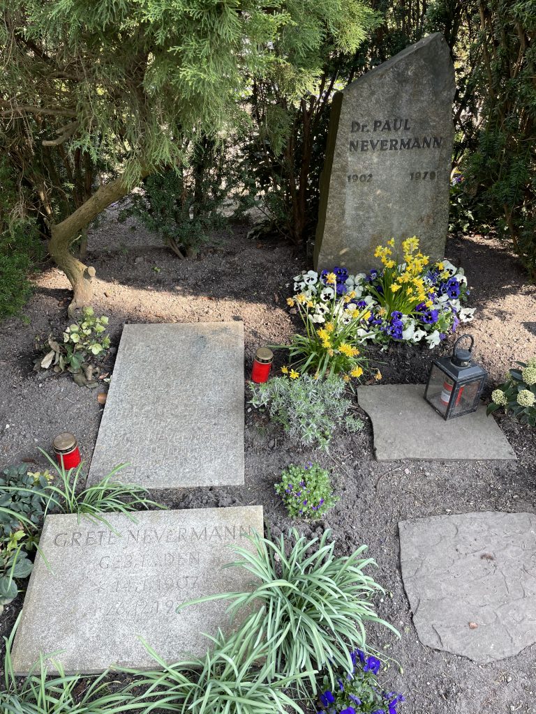 Grabstein Paul Nevermann und Auguste Caecilie Baur
