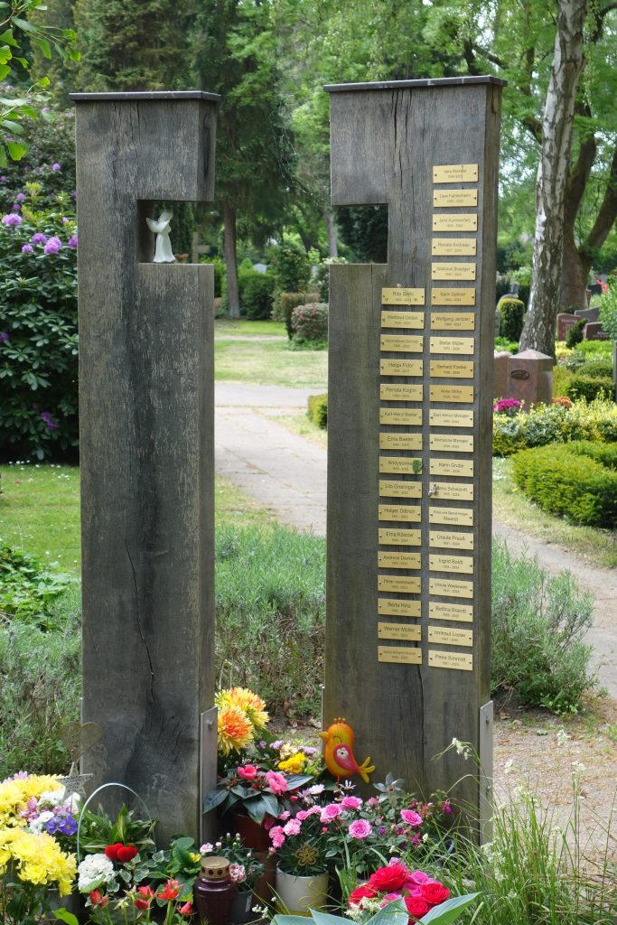 Grabstein mit Messing-Namensschilder