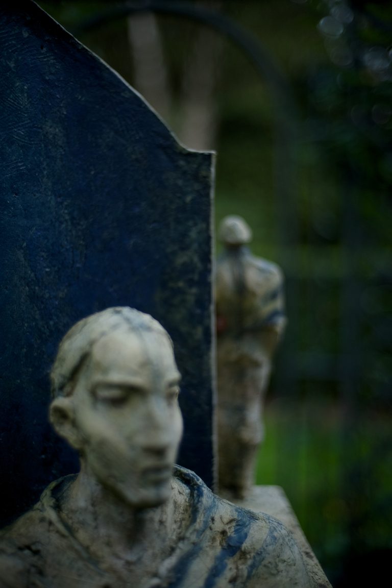 Skulptur am Grabstein