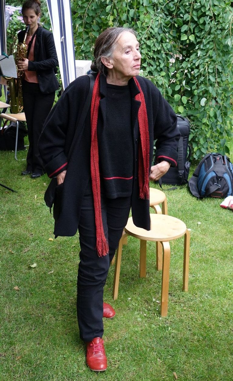 Doris Waschk-Balz in einem Garten auf Grass laufend