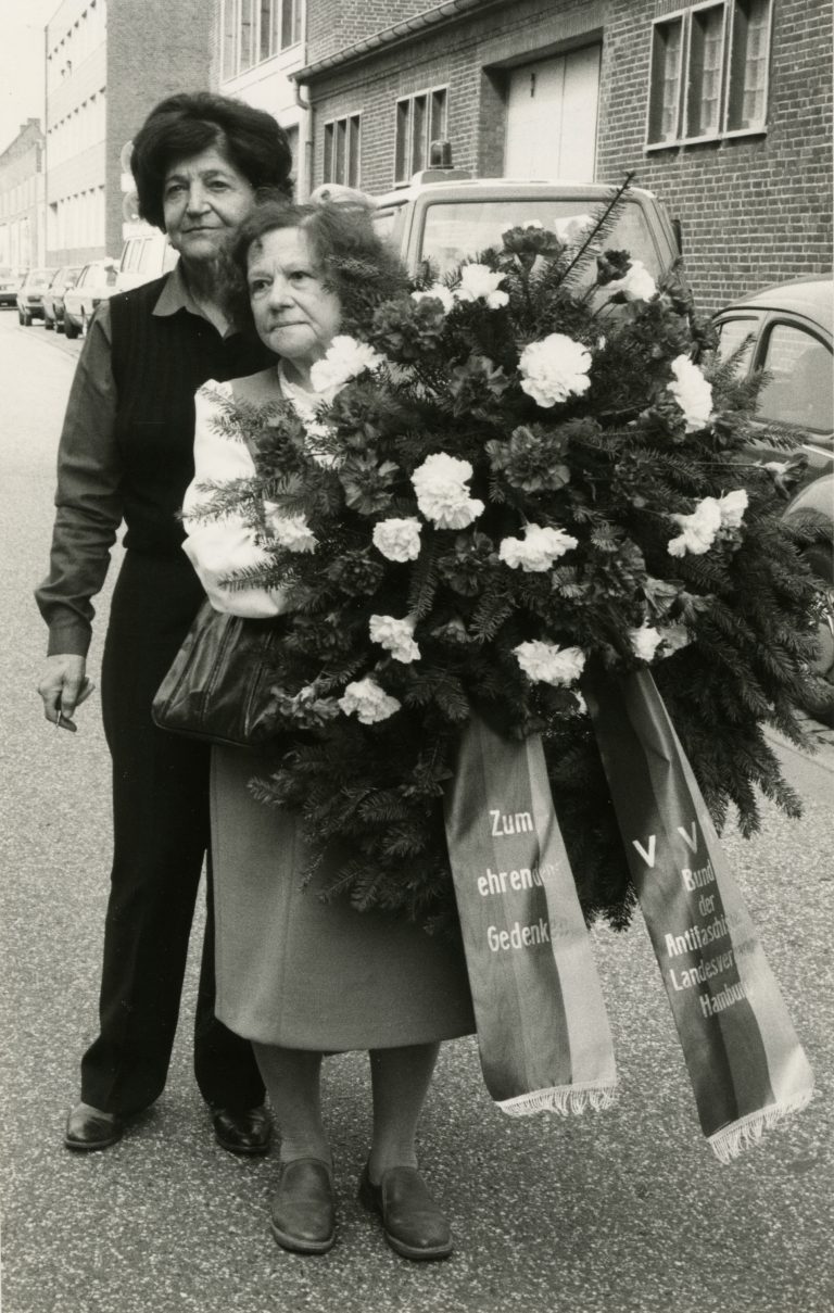 älteres Schwarzweißfoto 2 Damen mit großen Blumenkranz (Ille Wendt)