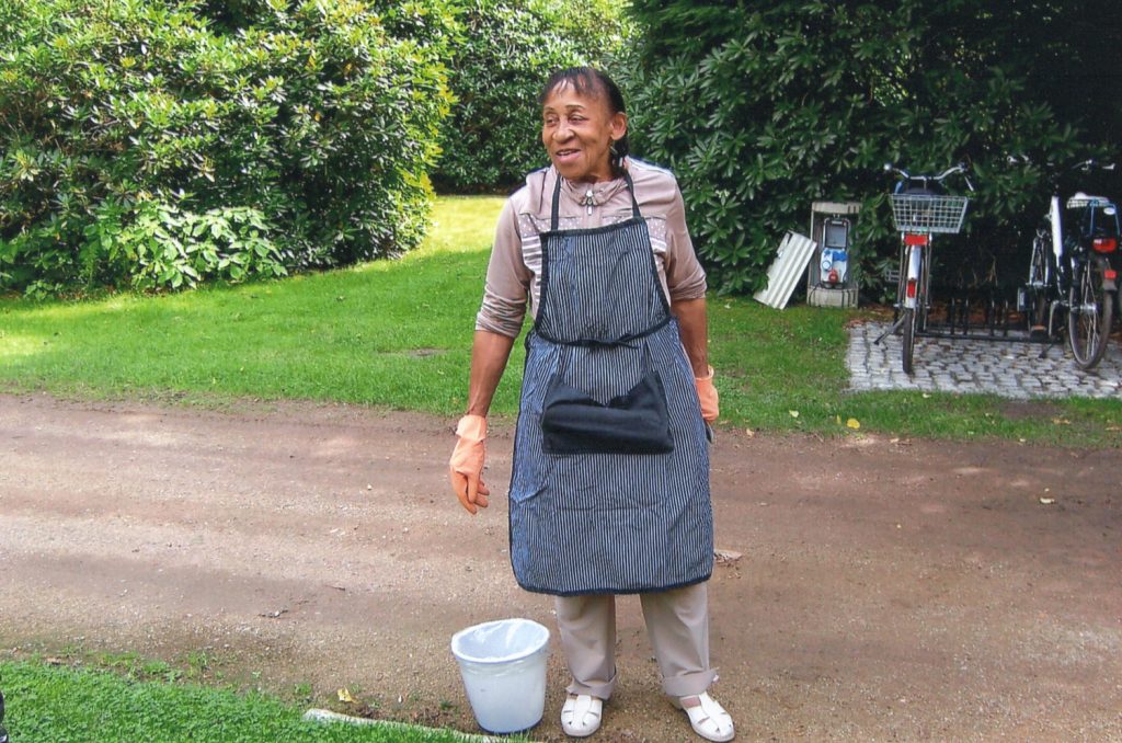 Frau mit Schürze beim Arbeiten