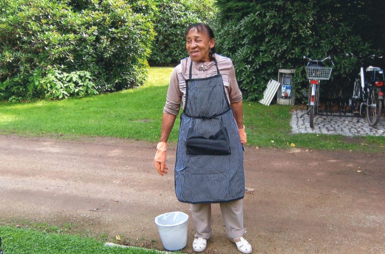 Frau mit Schürze beim Arbeiten