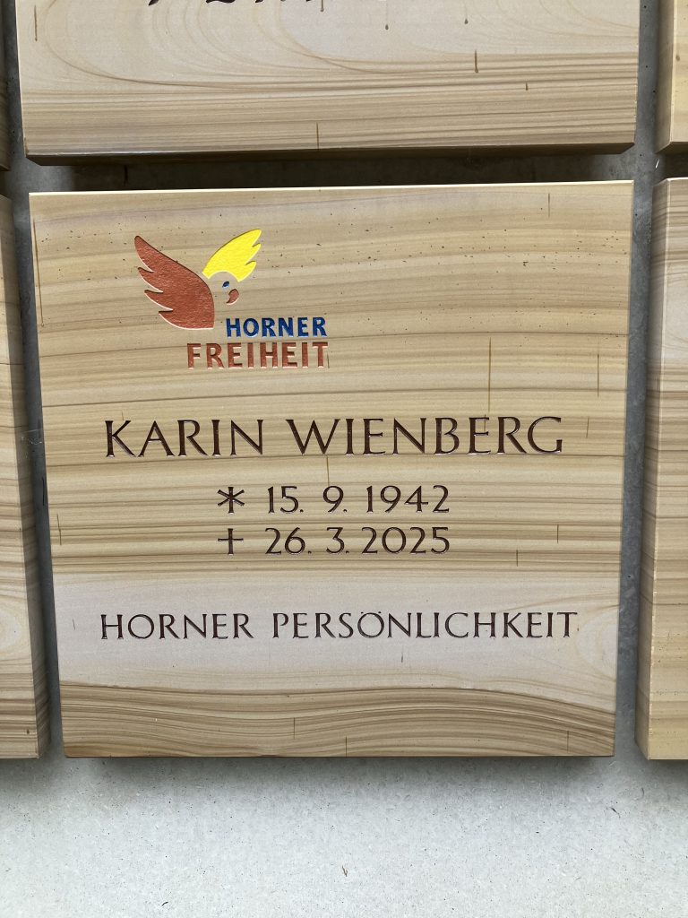 Gedenktafel für Karin Wienberg in Nahaufnahme
