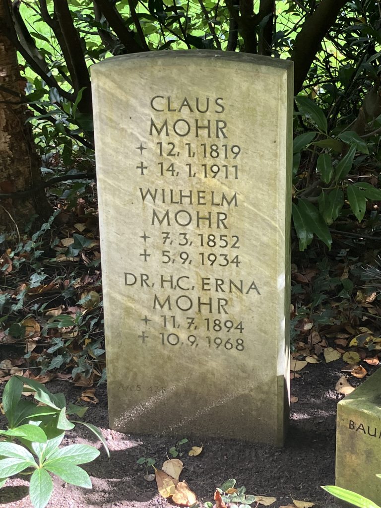 Familiengrabstein Mohr mit den Namen Claus Mohr, Wilhelm Mohr und Dr. h.c. Erna Mohr