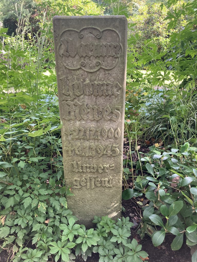 Grabstein von Yvonne Mewes mit der Inschrift 22.12.1900, 1945, Unvergessen